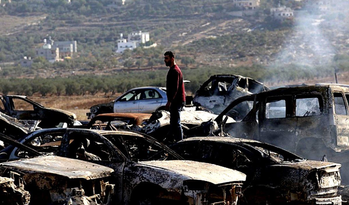 Zionist settlers set fire to Palestinian vehicles in Ramallah
